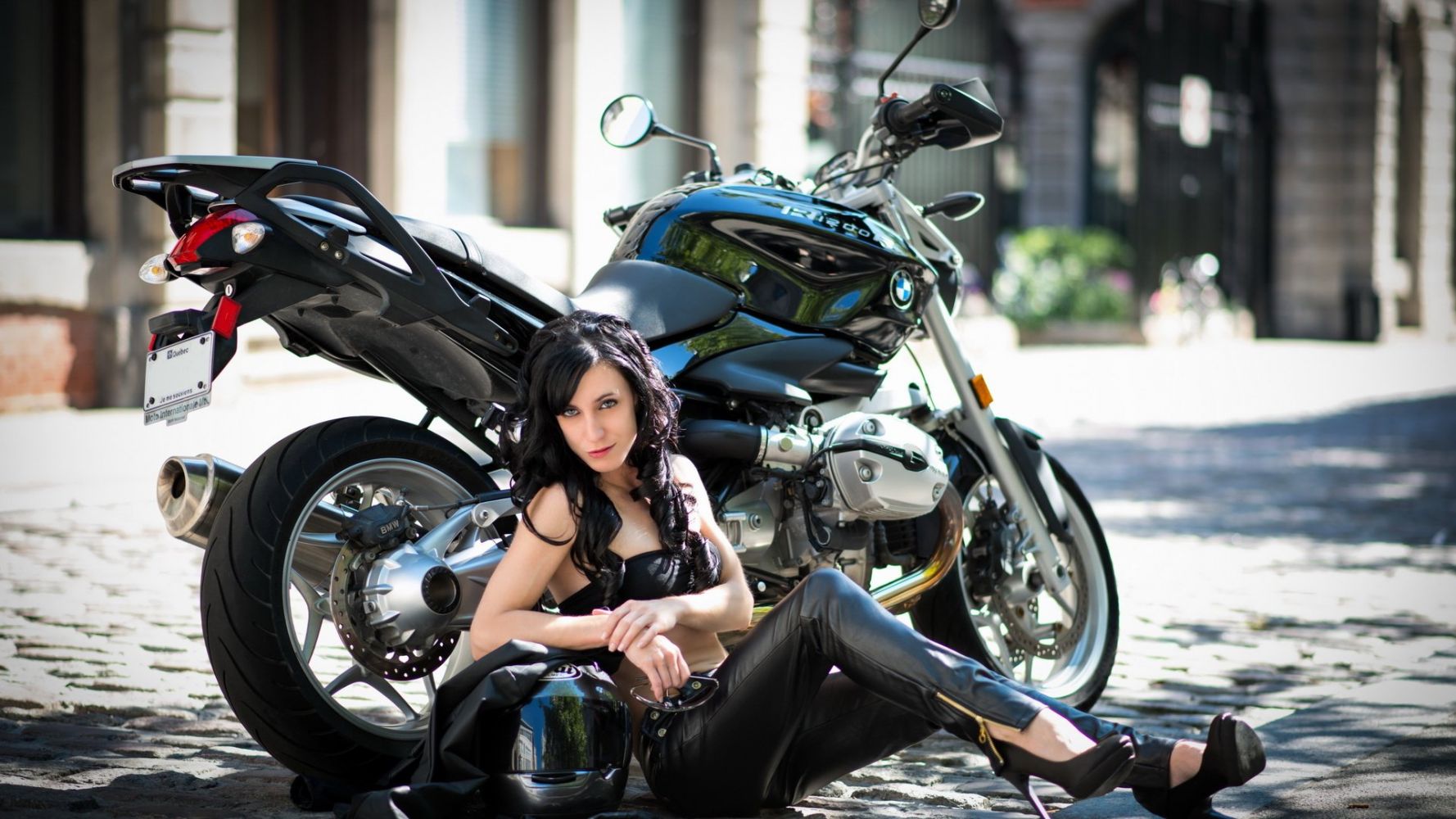 Fresh photos, fresh mood — European women on bikes online in Dalian