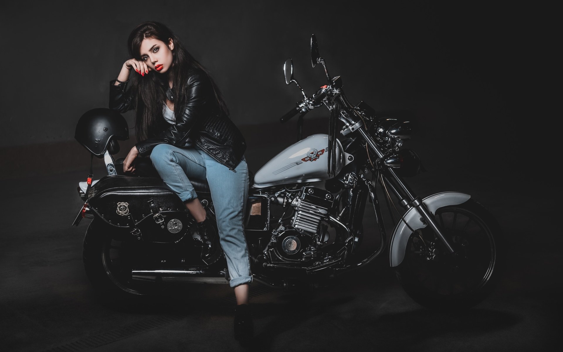 Biker girls: style and drive brings the glow — live moments in Dalian