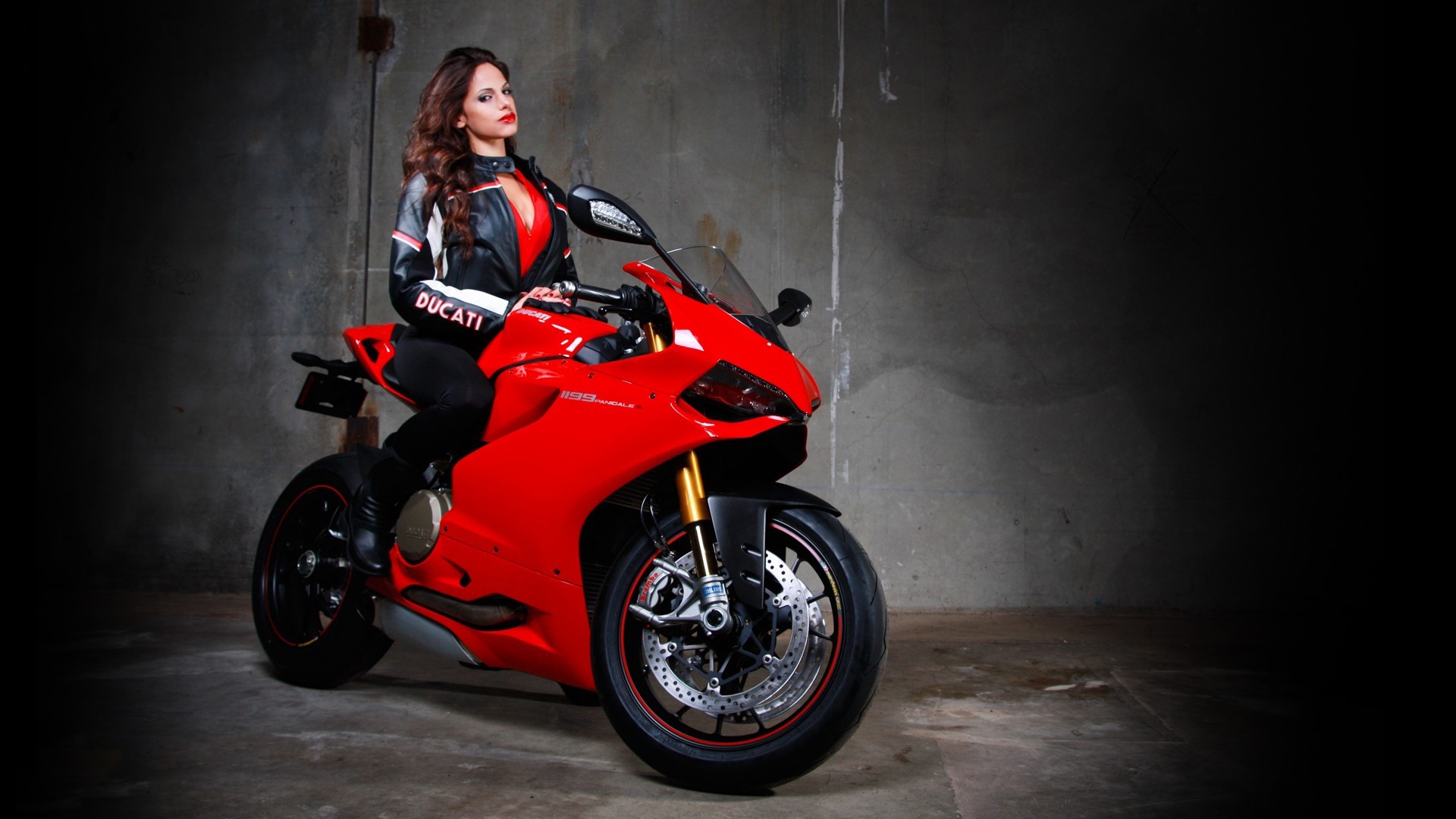 Beautiful girls and motorcycles in Dalian — step in, relax, and chat live