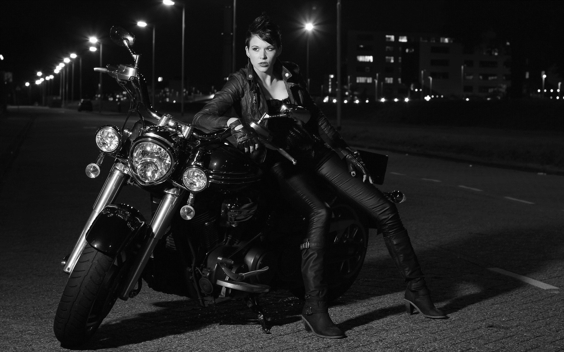 Photo Beautiful girls and motorcycles in Dalian
