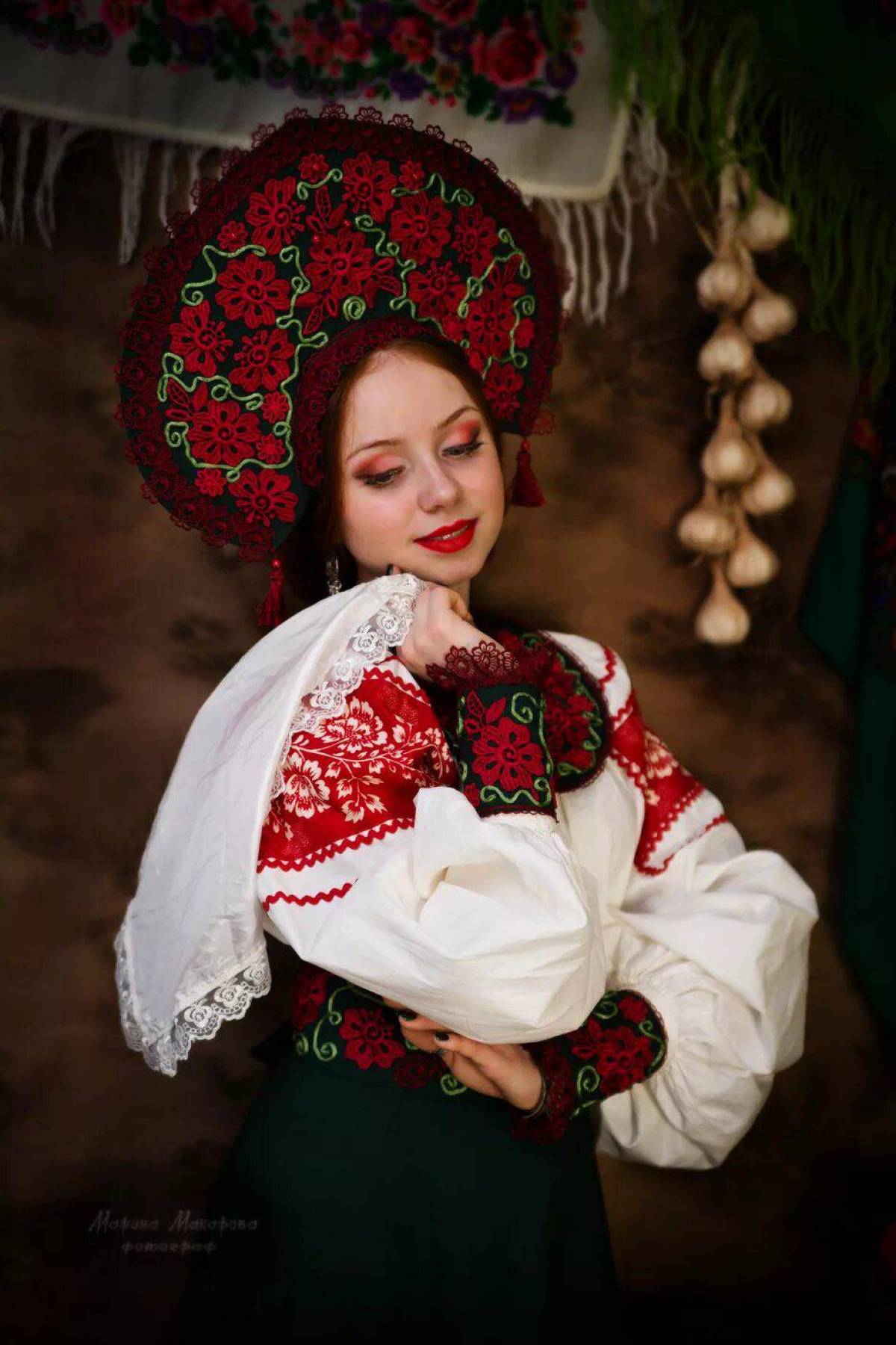 Take a pause and enjoy Women in Slavic costumes — streaming from Dalian