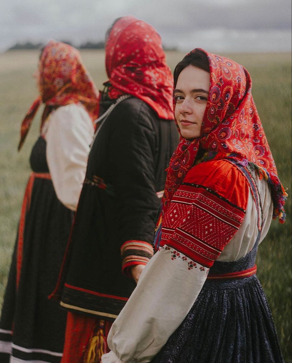 Women in Slavic costumes’s look of the day — catch her live in Dalian